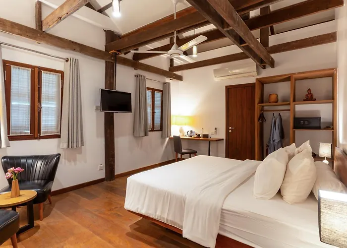 Enkosa 4-bedroom Wooden Luxury House Отель типа "постель и завтрак" 4*