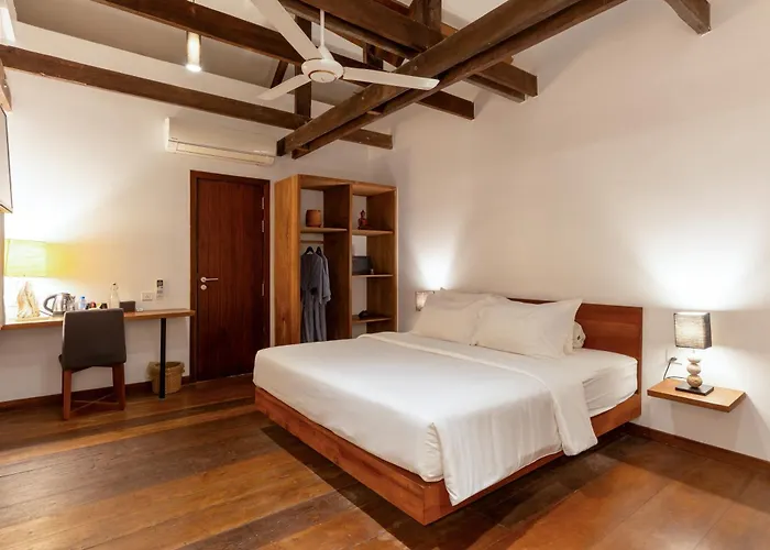 Enkosa 4-bedroom Wooden Luxury House Отель типа "постель и завтрак"